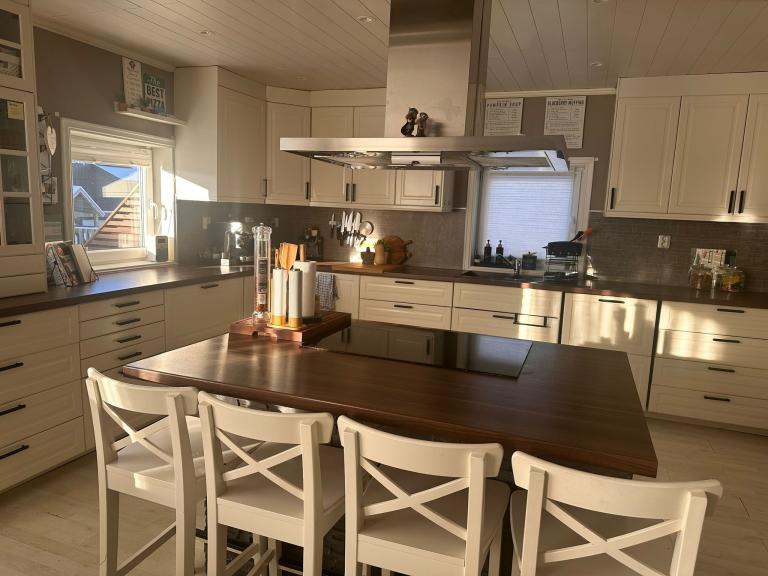 Kjøkken med kjøkkenøy